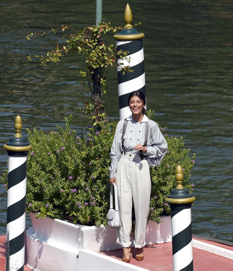 الممثلة الإيطالية إليساندرا ماستروناردي بإطلالة البنطلون الفضفاض