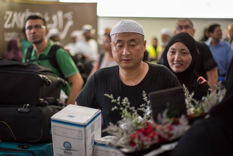 استقبال المسافرين بالورود في مطار أبوظبي الدولي