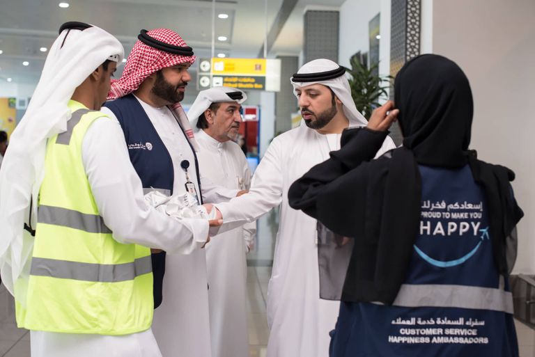 استقبال المسافرين بالورود في مطار أبوظبي الدولي