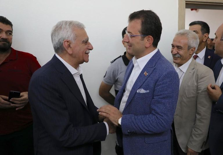 جانب من مؤتمر أكرم إمام أوغلو بمقر حزبه الشعب الجمهوري