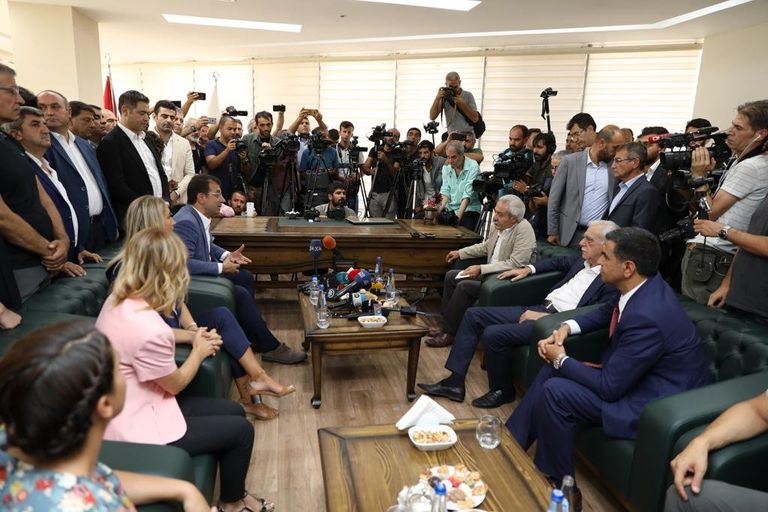 جانب من مؤتمر أكرم إمام أوغلو بمقر حزبه الشعب الجمهوري