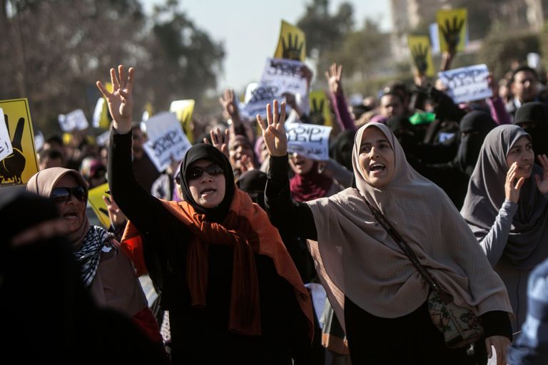 جانب من مشاركة الأخوات في المظاهرات