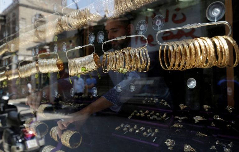 بائع في سوق السمك بمصر -رويترز