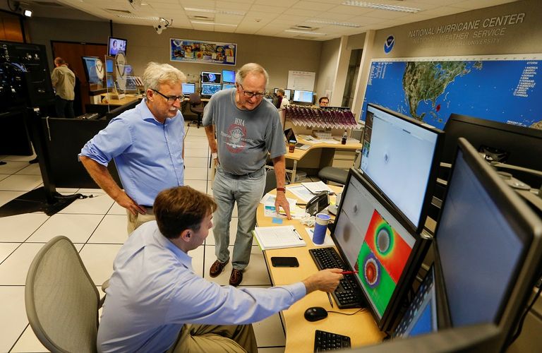 الملايين في فلوريدا ونورث كارولاينا يتأهبون للإعصار