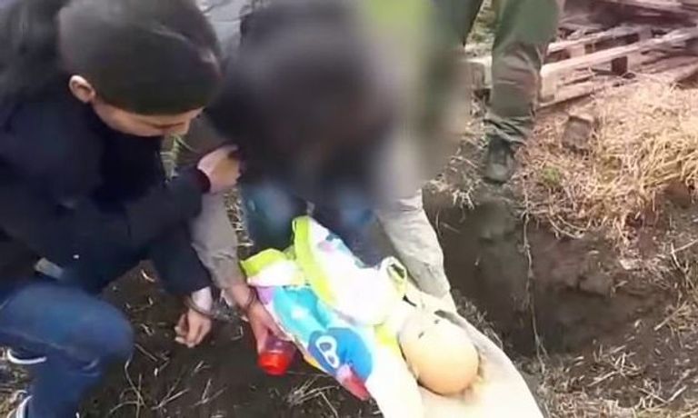 الأم تعيد تمثيل جريمتها  الشرطة خلال البحث عن الطفل الضحية