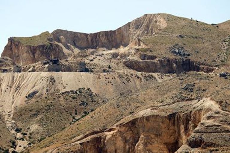 ناشطون يخوضون حربا ضروسا ضد كسارات غير شرعية تنهش جبال لبنان