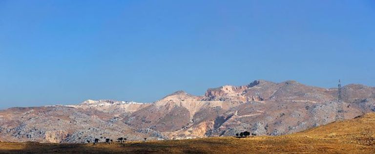 ناشطون يخوضون حربا ضروسا ضد كسارات غير شرعية تنهش جبال لبنان