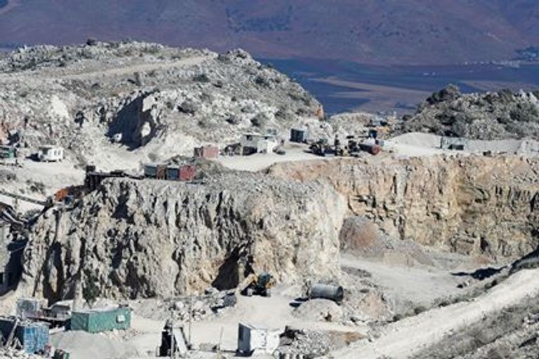 ناشطون يخوضون حربا ضروسا ضد كسارات غير شرعية تنهش جبال لبنان