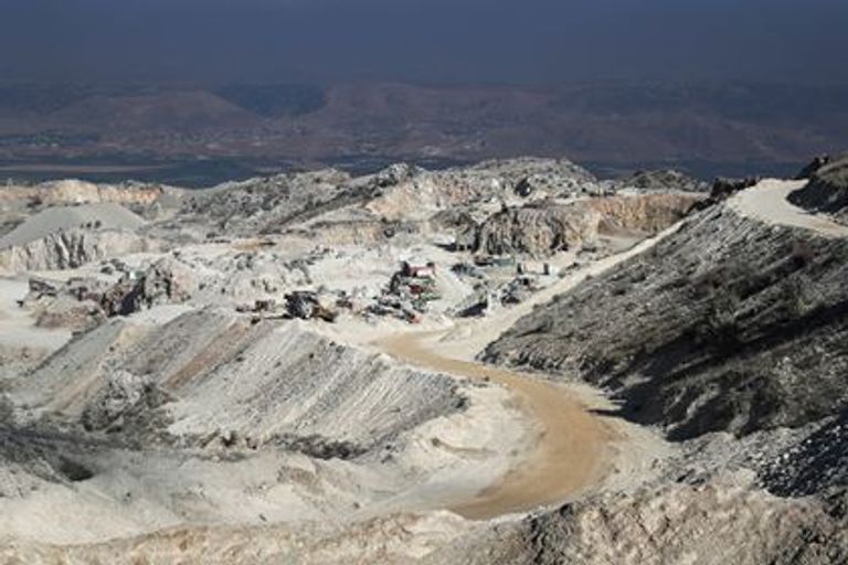 ناشطون يخوضون حربا ضروسا ضد كسارات غير شرعية تنهش جبال لبنان