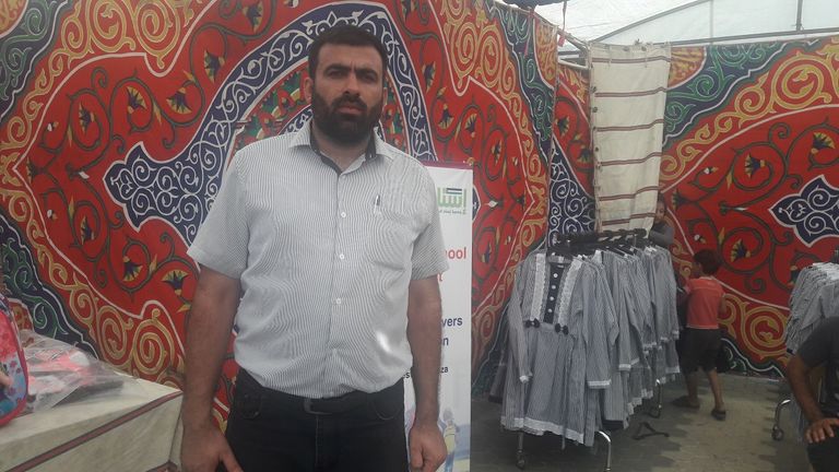 جانب من مبادرة توزيع المستلزمات المدرسية في غزة