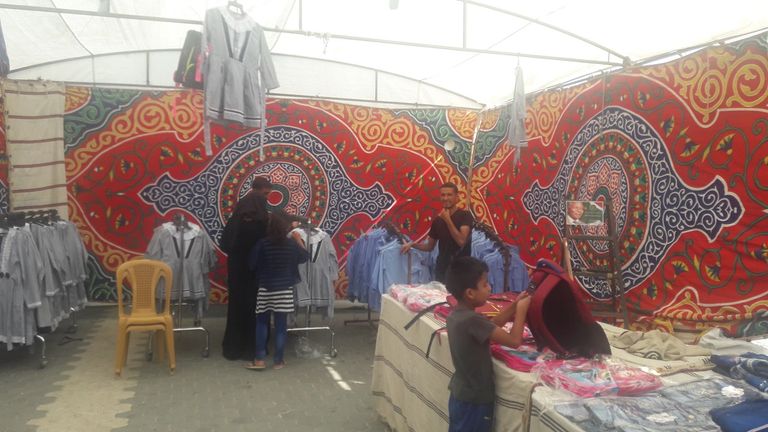 جانب من مبادرة توزيع المستلزمات المدرسية في غزة