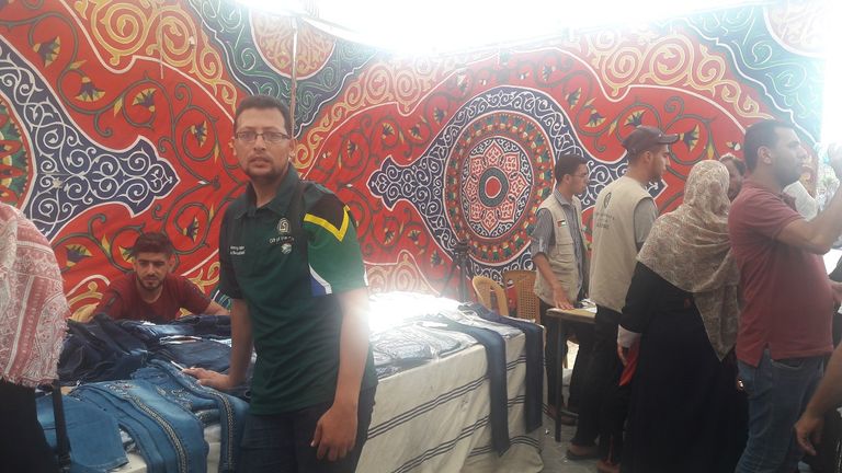 جانب من مبادرة توزيع المستلزمات المدرسية في غزة