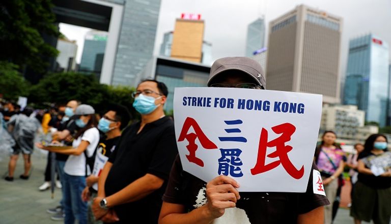 شرطة مكافحة الشغب في محطة للمترو - رويترز