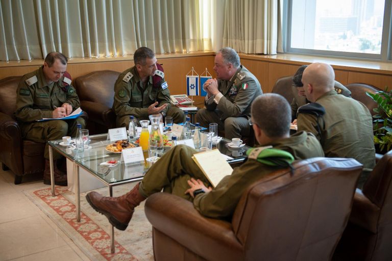 مدرعات تابعة للأمم المتحدة على الحدود اللبنانية الإسرائيلية 