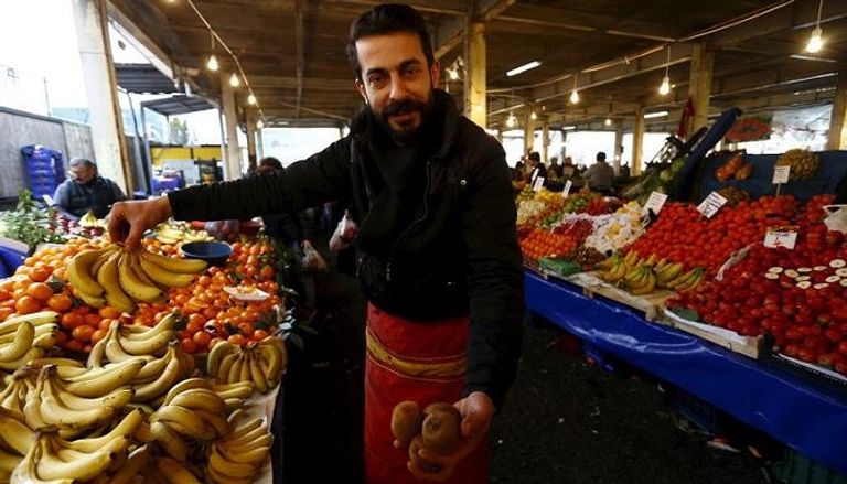 بائع في سوق للخضراوات والفاكهة في تركيا.. رويترز