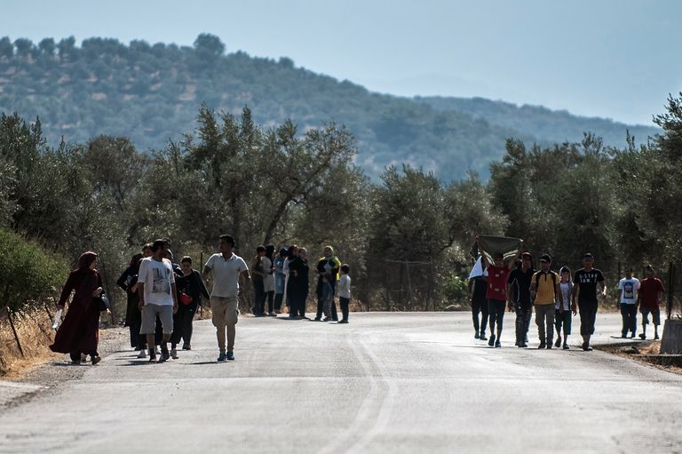 المهاجرون ينتقلون من مخيم موريا إلى الداخل اليوناني