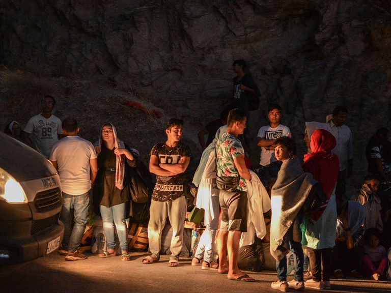 المهاجرون ينتقلون من مخيم موريا إلى الداخل اليوناني