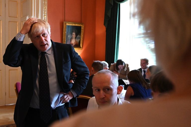 معارض لانفصال بريطانيا يتجول أمام مجلس العموم - أ.ف.ب