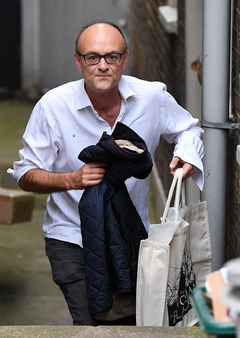 دومينيك كامينجز كبير مستشاري رئيس وزراء بريطانيا- أ ف ب مؤيدون ومعارضون لبريكست أمام مجلس العموم- أ ف ب