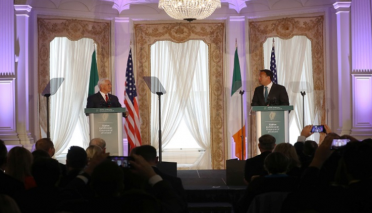 مؤتمر صحفي لمايك بنس ورئيس وزراء أيرلندا ليو فارادكار - رويترز