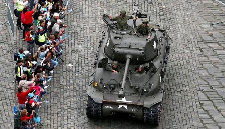 دبابة تشارك في احتفالات بروكسل 