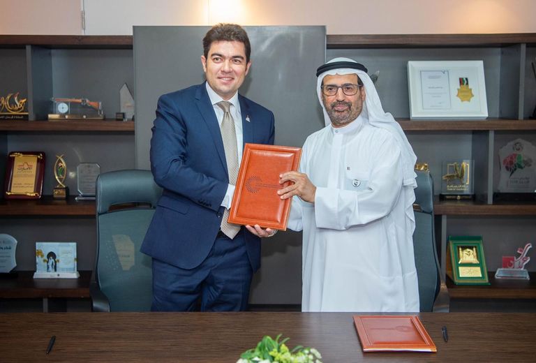 الدكتور علي راشد النعيمي وعبدالرحمانوف دانيار مافلياروفيتش أثناء توقيع الاتفاقية