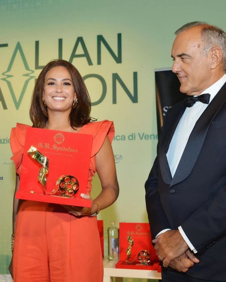 هند صبري خلال تسلمها الجائزة