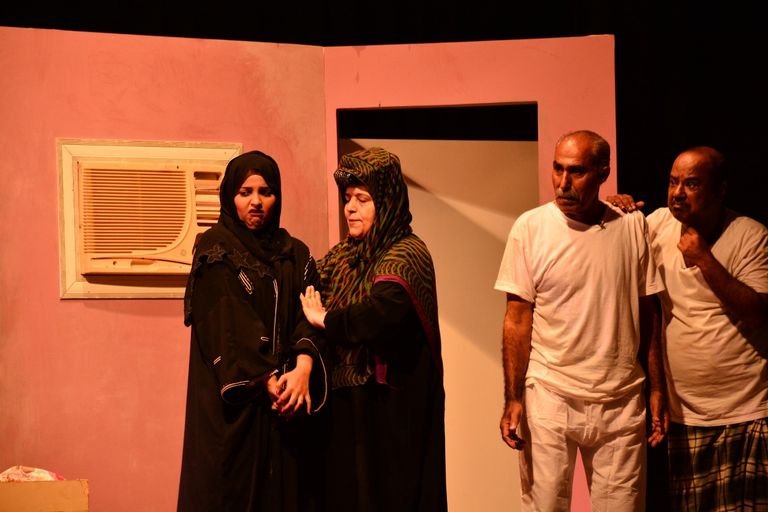 أحد مشاهد العرض المسرحي 