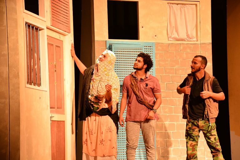 أحد مشاهد العرض المسرحي 