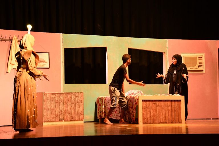 أحد مشاهد العرض المسرحي 