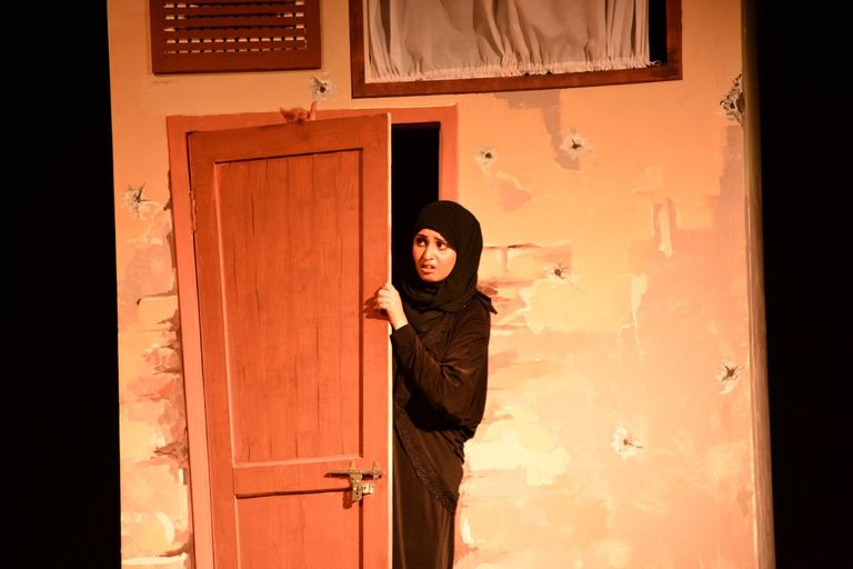 أحد مشاهد العرض المسرحي 