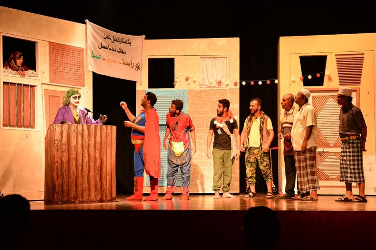 أحد مشاهد العرض المسرحي 