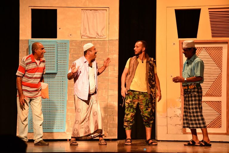 أحد مشاهد العرض المسرحي 