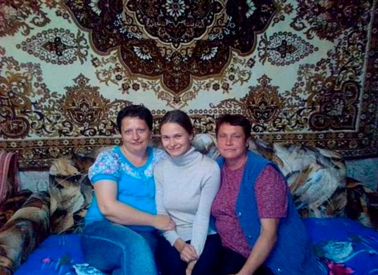 يوليا مع والديها