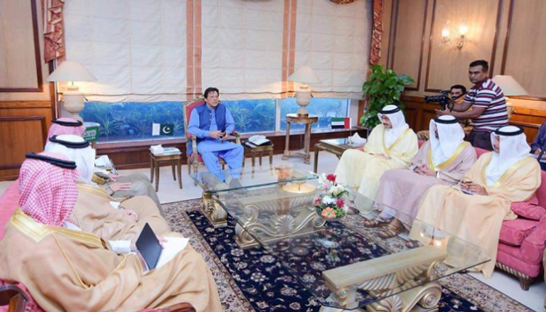 رئيس الوزراء الباكستاني خلال اللقاء مع عادل الجبير والشيخ عبدالله بن زايد آل نهيان 