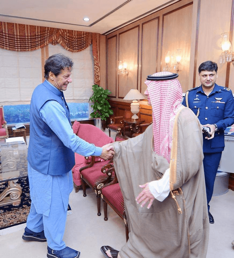 رئيس الوزراء الباكستاني خلال اللقاء مع عادل الجبير  والشيخ عبدالله بن زايد آل نهيان 