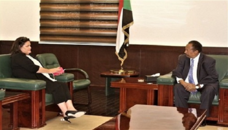 رئيس الوزراء السوداني عبدالله حمدوك والسفيرة الفرنسية في الخرطوم