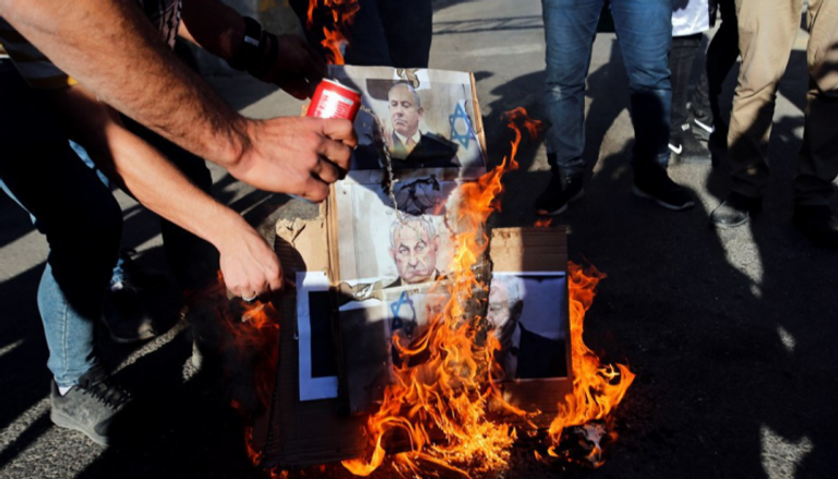 فلسطينيون يحرقون صورة نتنياهو في الخليل