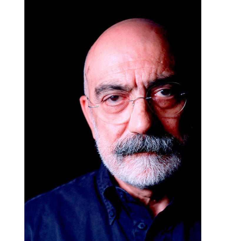 إحدى المتضامنات مع ألتان أمام المحكمة للمطالبة بإطلاق سراحه