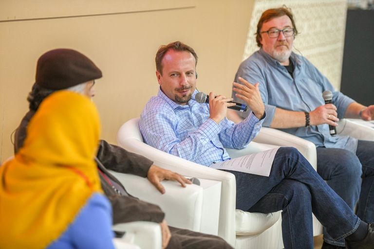 من الجلسة في جناح الشارقة