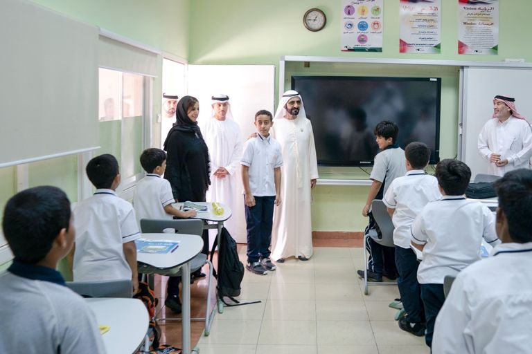 الشيخ محمد بن راشد آل مكتوم يتوسط أبناءه الطلاب