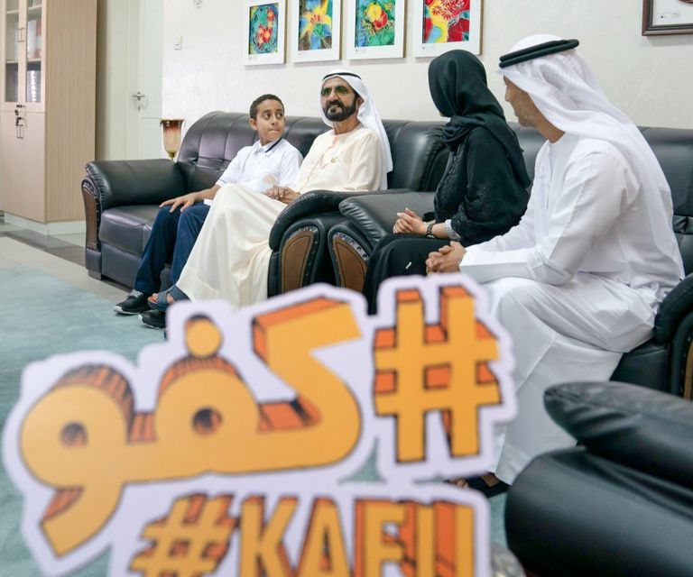 الشيخ محمد بن راشد آل مكتوم يتوسط أبناءه الطلاب