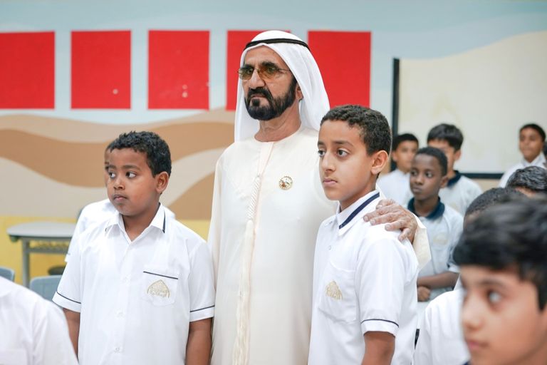 الشيخ محمد بن راشد آل مكتوم يتوسط أبناءه الطلاب