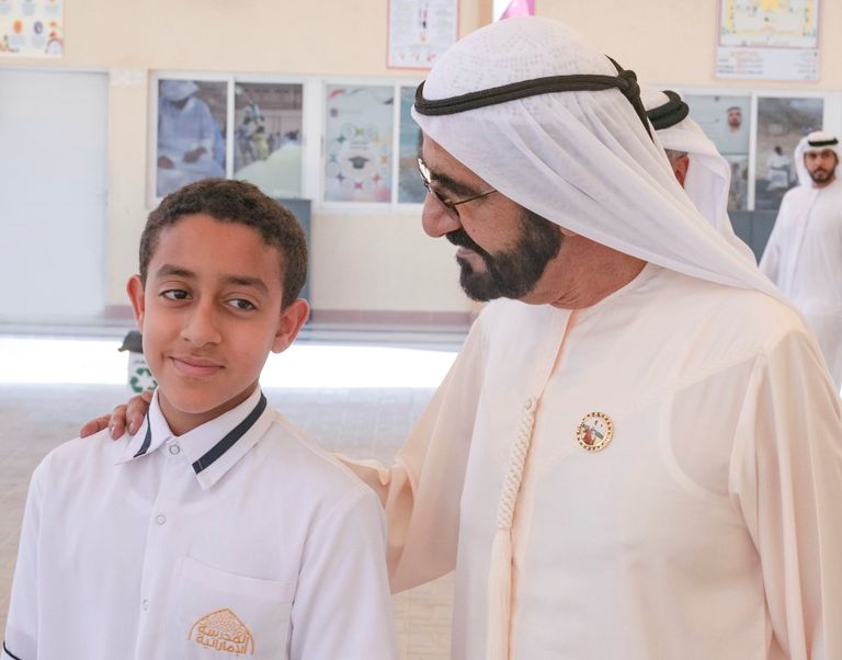 الشيخ محمد بن راشد آل مكتوم يتوسط أبناءه الطلاب