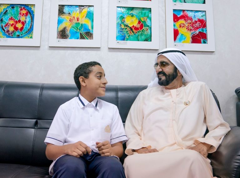الشيخ محمد بن راشد آل مكتوم يتوسط أبناءه الطلاب
