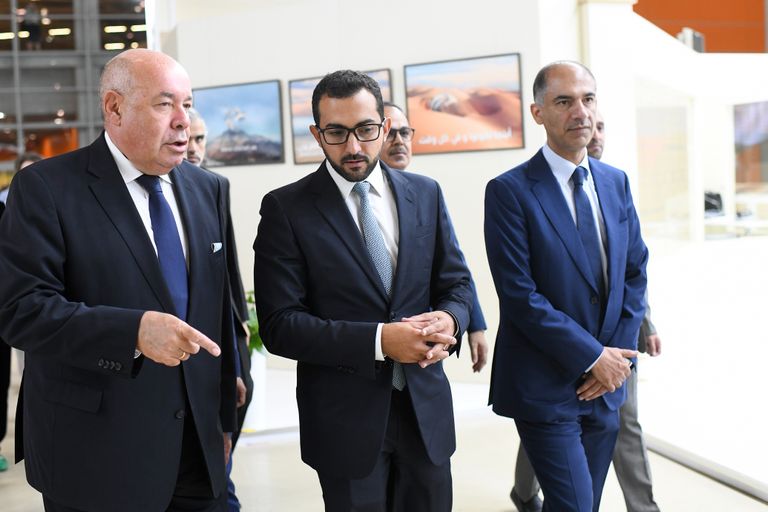 ضيوف جناح الشارقة في المعرض يتناولون القهوة