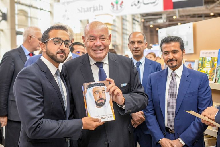 ضيوف جناح الشارقة في المعرض يتناولون القهوة