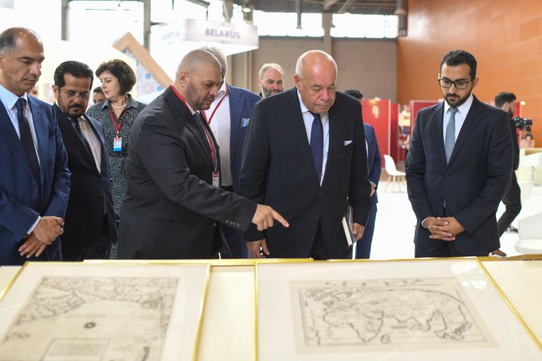 ضيوف جناح الشارقة في المعرض يتناولون القهوة