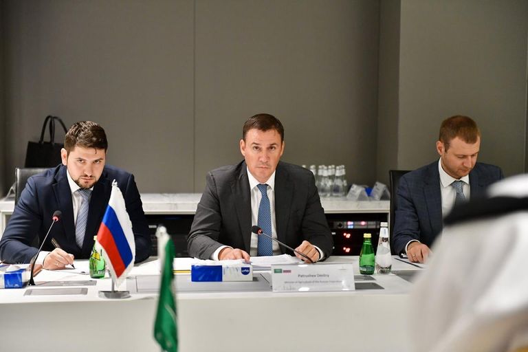 جانب من اجتماع وزير الطاقة السعودي ووزير الزراعة الروسي