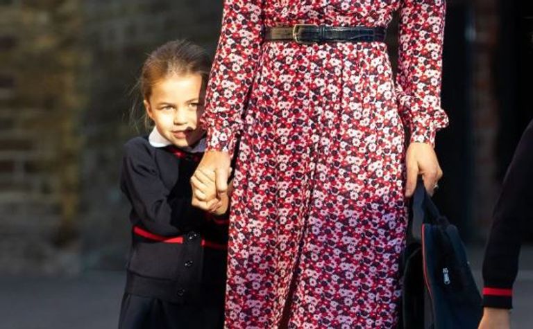الأميرة شارلوت برفقة عائلتها في أول يوم الدراسة